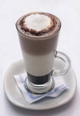Bir fincan kapuçino ve beyaz masa. 