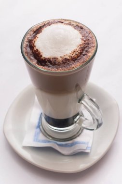 Bir fincan kapuçino ve beyaz masa. 