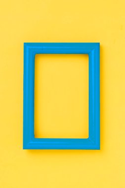 Sarı duvardaki mavi fotoğraf çerçevesi
