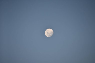 Dolunay gecenin mavi gökyüzünde