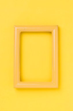 Sarı bir duvardaki sarı fotoğraf çerçevesi