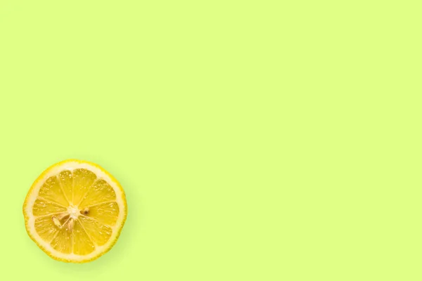 Parlak arkaplanda yeşil renkli bir limon diliminin üst görünümü
