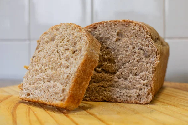 Bochník Domácího Chleba Dřevěné Řezací Desce — Stock fotografie