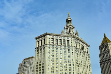 Şehirde gündüz vakti bina inşa ediliyor.