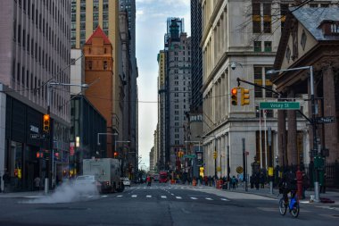 New York 'ta bir cadde manzarası ve kanalizasyondan çıkan dumanla