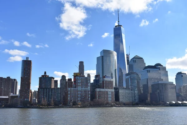 Güzel bir günde New York şehrinin ufuk çizgisi manzarası