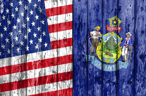 Bandera de Estados Unidos y Maine pintada sobre marco de madera — Foto de Stock