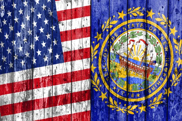 Bandera de Estados Unidos y New Hampshire pintada sobre marco de madera — Foto de Stock