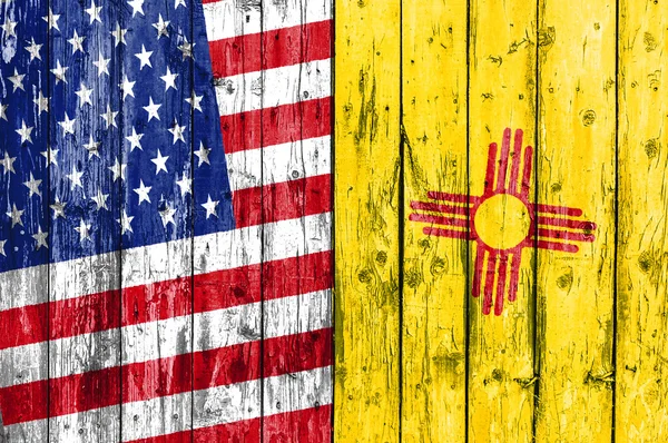 Oss och New Mexico flagga målade på träram — Stockfoto