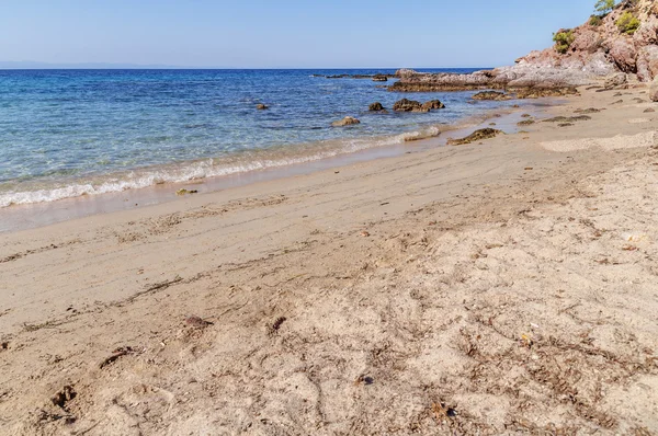 Gran playa de arena en Grecia con cielo azul limpio —  Fotos de Stock