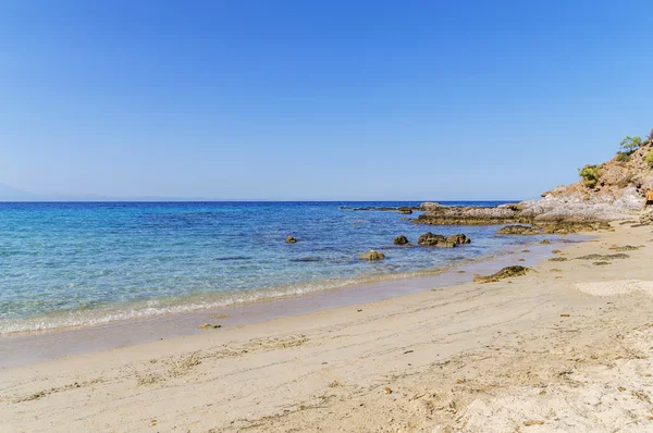 Grande praia de areia na Grécia com céu limpo azul — Fotografia de Stock