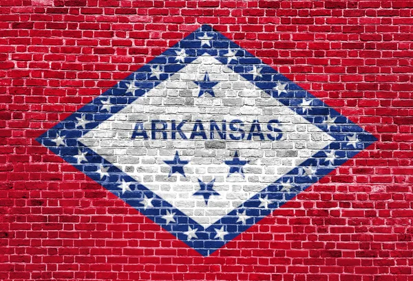 Bandera de Arkansas EE.UU. pintada en la pared de ladrillo antiguo — Foto de Stock