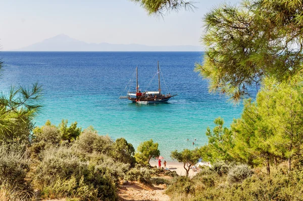 POTOS, THASSOS GREECE, 03 SEPTIEMBRE 2016 Pequeña playa Potos en la isla griega de Tasos, con barco en el mar el 03 de septiembre en Tasos —  Fotos de Stock