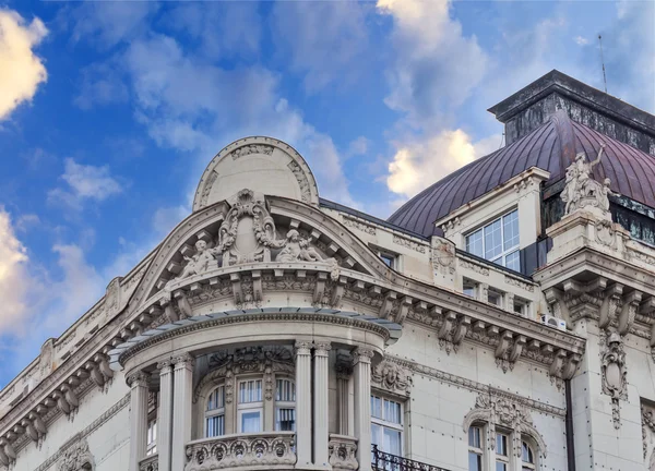 Detalle histórico del edificio con dramático cielo azul nublado — Foto de Stock