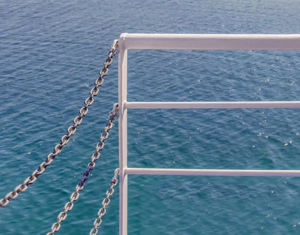 Beyaz feribot çit ve mavi deniz