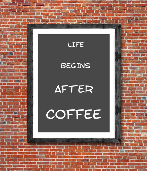 Жизнь начинается после кофе, написанного в рамку — стоковое фото