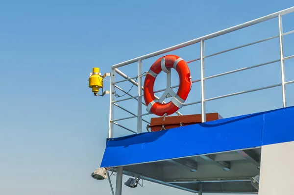 Boya salvavidas roja en cubierta de ferry — Foto de Stock