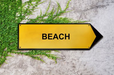 Sarı işaret Ivy duvarda asılı kumsalda