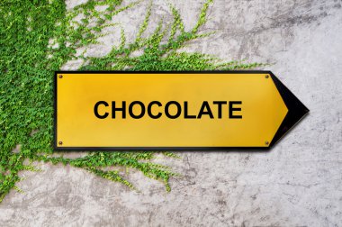 Sarı işaret Ivy duvarda asılı çikolata