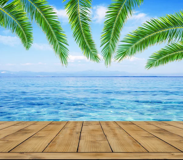Kék tenger, a palm tree levél és a fából készült terasz — Stock Fotó
