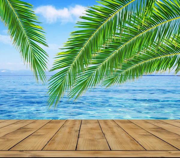 Mare blu, foglia di palma e terrazza in legno — Foto Stock