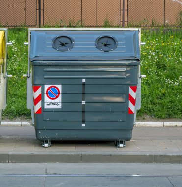 Sokakta gri geri dönüşüm konteyner