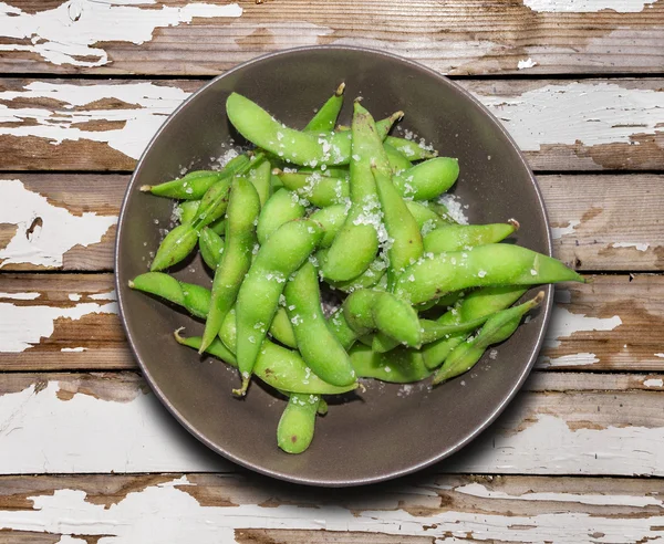 Edamame na tigela na mesa — Fotografia de Stock