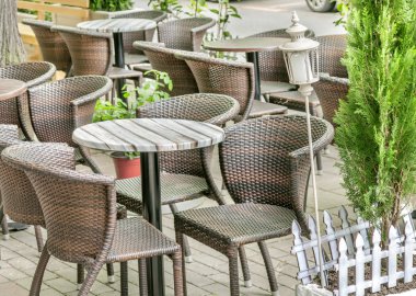 Birkaç tablo ve kafeterya bahçesinde siyah sandalye