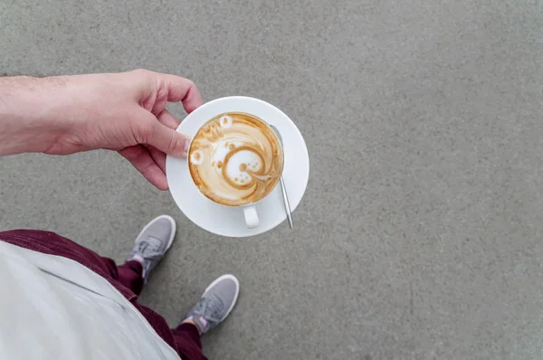 Vista superior del hombre sosteniendo café con leche — Foto de Stock