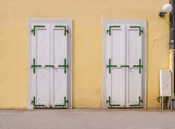 İki beyaz kapı sarı cepheli — Stok fotoğraf