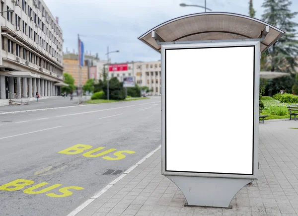 Billboard op bus stop in de stad — Stockfoto