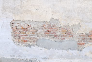 Yıkılan beton ve tuğla duvar