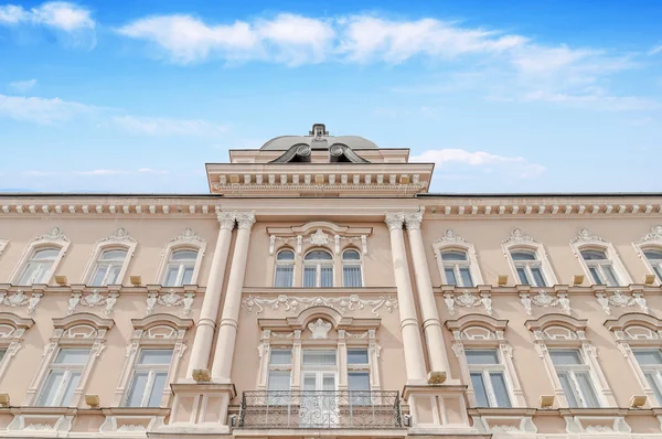 Détail de bâtiment orange avec ciel nuageux bleu — Photo