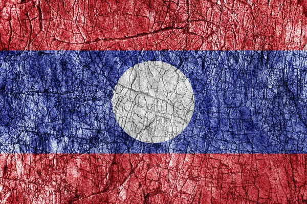 Злобный камень с лаосским флагом — стоковое фото