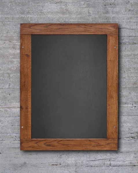 Tableau noir dans cadre en bois sur mur en béton — Photo