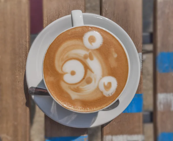 Latte art niedźwiedź na drewnianym stole — Zdjęcie stockowe