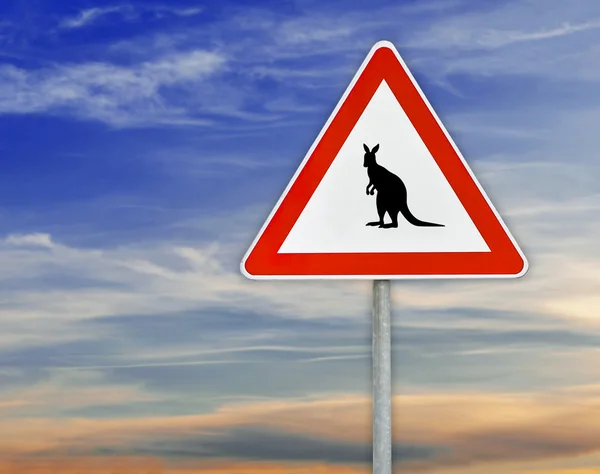 Üçgen yol işareti kanguru dikkat çubuk ile bulutlu gökyüzü — Stok fotoğraf
