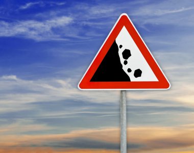 Üçgen yol işareti düşen buzlu çubuk ile bulutlu gökyüzü