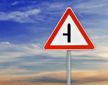 Üçgen yol işaret sol çubuk bulutlu gökyüzü ile açın