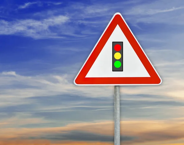 Trójkąt drogowy znak semafora na pręt z pochmurnego nieba — Zdjęcie stockowe