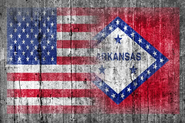 Drapeau des États-Unis et de l'Arkansas sur mur en béton — Photo