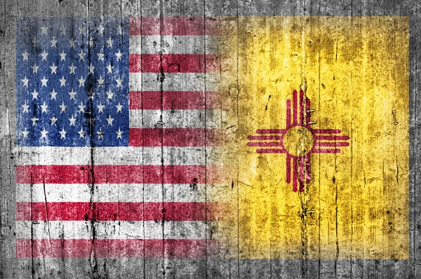 USA och New Mexico flagga på betongvägg — Stockfoto