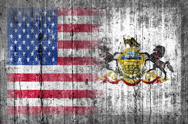 ΗΠΑ και την Πενσυλβάνια σημαία στο τσιμεντένιο τοίχο — Φωτογραφία Αρχείου