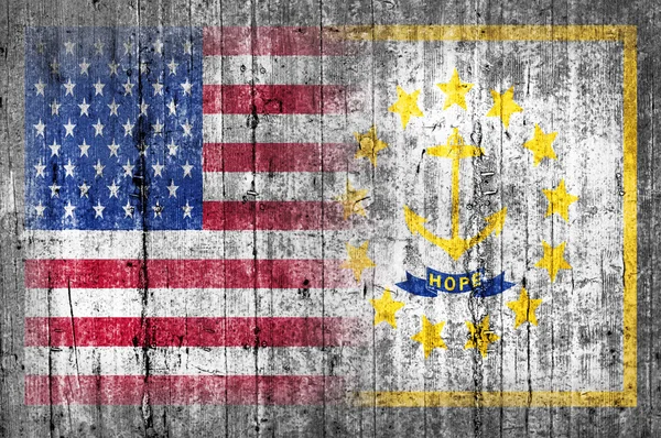 Bandera de Estados Unidos y Rhode Island en muro de hormigón — Foto de Stock