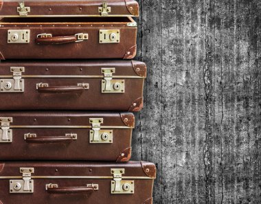 Açık ve kapalı birkaç vintage kahverengi bavula beton backg