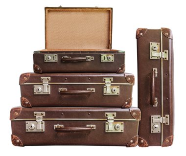 Vintage kahverengi bavul beyaz arka plan üzerine açık ve üç kapalı