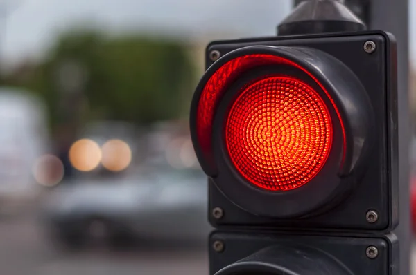 Semaforo rosso nella strada della città — Foto Stock