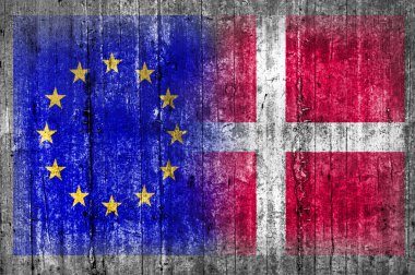 Beton duvar AB ve Danimarka bayrağı 