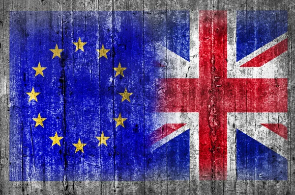 ЄС і Великобританії прапор на бетонну стіну — стокове фото
