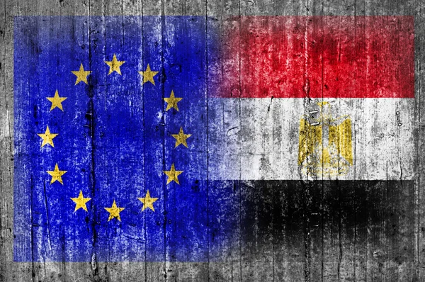 Vlag van de EU en Egypte op betonnen muur — Stockfoto